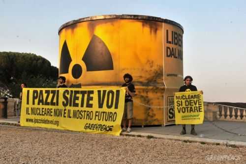 Roma: Greenpeace barricati in bidone nucleare sul Pincio per protesta contro Omnibus