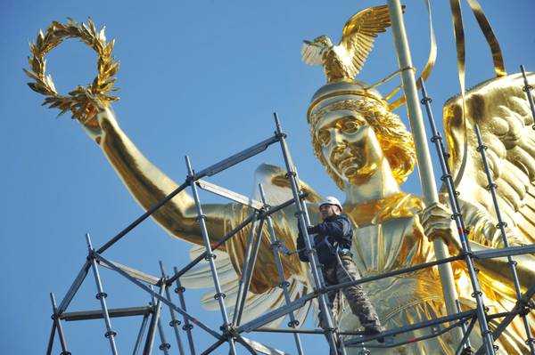 Dopo 15 mesi di restauro l'angelo dorato torna ad illuminare il cielo sopra Berlino