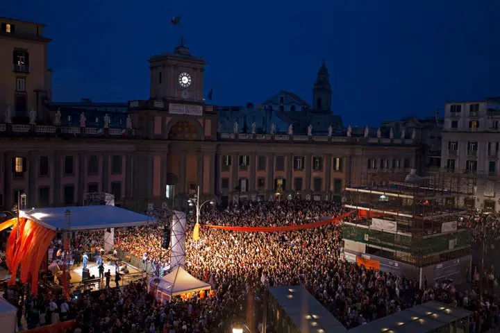 Napoli. Vecchioni e Avitabile in piazza per De Magistris.