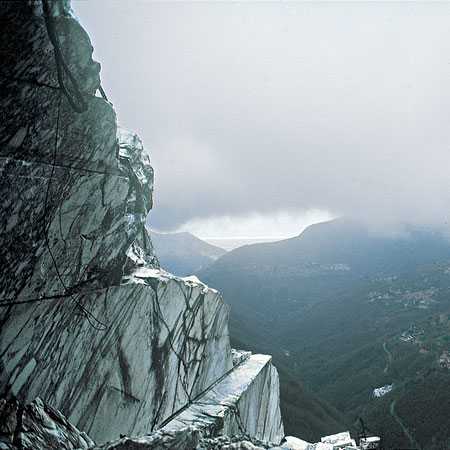 Il funerale delle Alpi Apuane: montagne trasformate in dentifricio