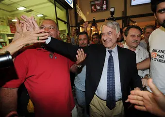 Pisapia avanti a Milano, quasi sicuro il ballottaggio. Prime reazioni dal mondo politico.