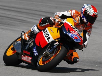 Stoner trionfa, Rossi solo terzo, fuori Pedrosa