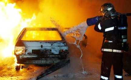 Pianezza: piromani incendiano dieci auto parcheggiate