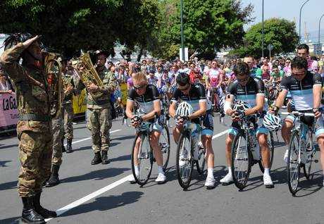 Un funerale lungo 216 km: l'omaggio del Giro a Weilandt