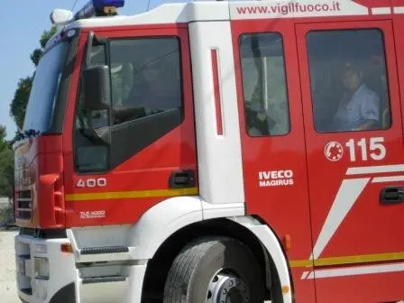 Palazzina in fiamme: intossicati gli inquilini