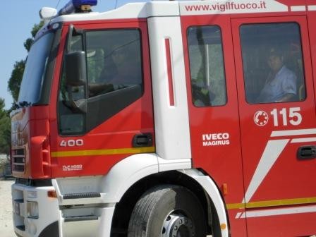 Palazzina in fiamme: intossicati gli inquilini