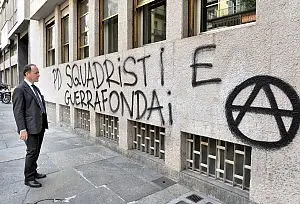 Scritte anarchiche e atti vandalici alle sedi del Pd