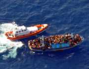 Immigrazione: Bossi, bombe uguale clandestini Lampedusa, sono 1000