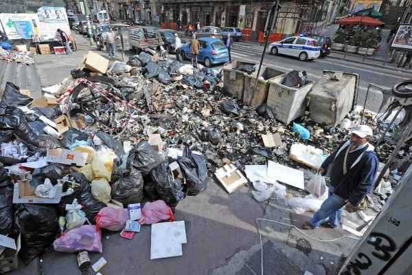 Napoli, emergenza rifiuti. In città nuove proteste.