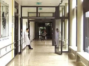 Roma: Bimbo di 4 anni precipita dal terzo piano e muore