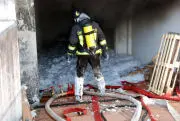 Rogo devasta negozio a Catanzaro lido, evacuate 30 famiglie