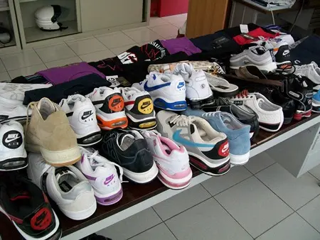Taranto, sequestrate scarpe e giocattoli contraffatti