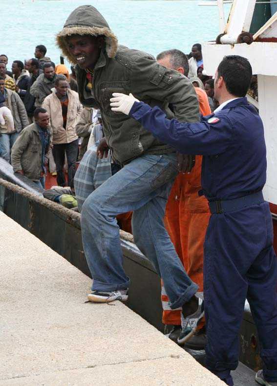 Immigrati in fuga dal centro di accoglienza, feriti tra le forze dell'ordine
