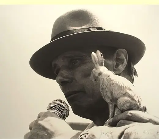 Joseph Beuys, l'uomo che sussurrava alle lepri (ma non le barzellette)