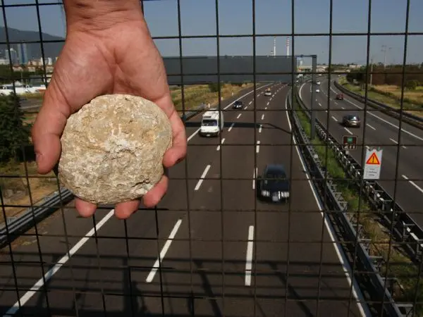 Camion colpito da sassi lanciati dal cavalcavia: sono Rom