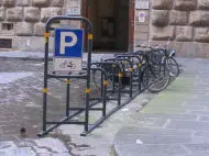 Mancano  rastrelliere per motocicli, scooter e biciclette ed i vigili fanno le multe