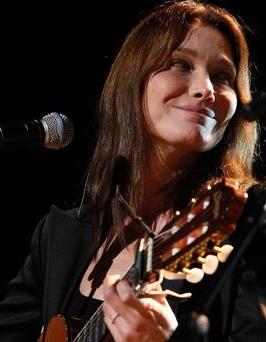 L'important di Carla Bruni. Torna la Sora Cesira