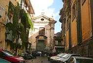 Crolla pezzo campanile chiesa in centro antico a Napoli