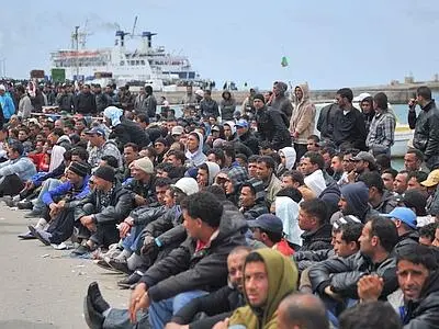 Tsunami umano coste italiane Berlusconi preoccupato
