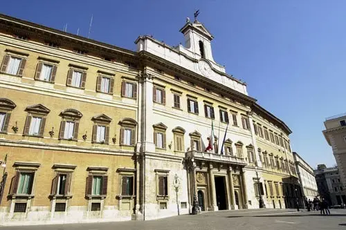 Urla e monete contro Berlusconi ed i "suoi"
