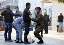 Premier, disinneschiamo bomba e liberiamo Lampedusa