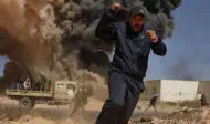Esplosione e fumo dal palazzo di Gheddafi