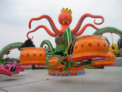 Gravemente ferito un ragazzo caduto dalla giostra