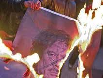 Tripoli, continuano gli scontri e Gheddafi è sempre più solo