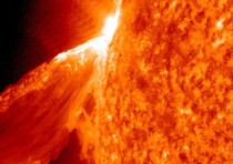 Sole: notizia flash, un nuovo brillamento