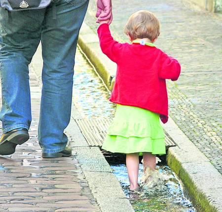 Adozione ai single: è polemica