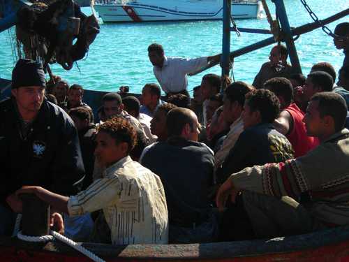 Crotone: nuovo sbarco di clandestini, 12 afghani in fuga