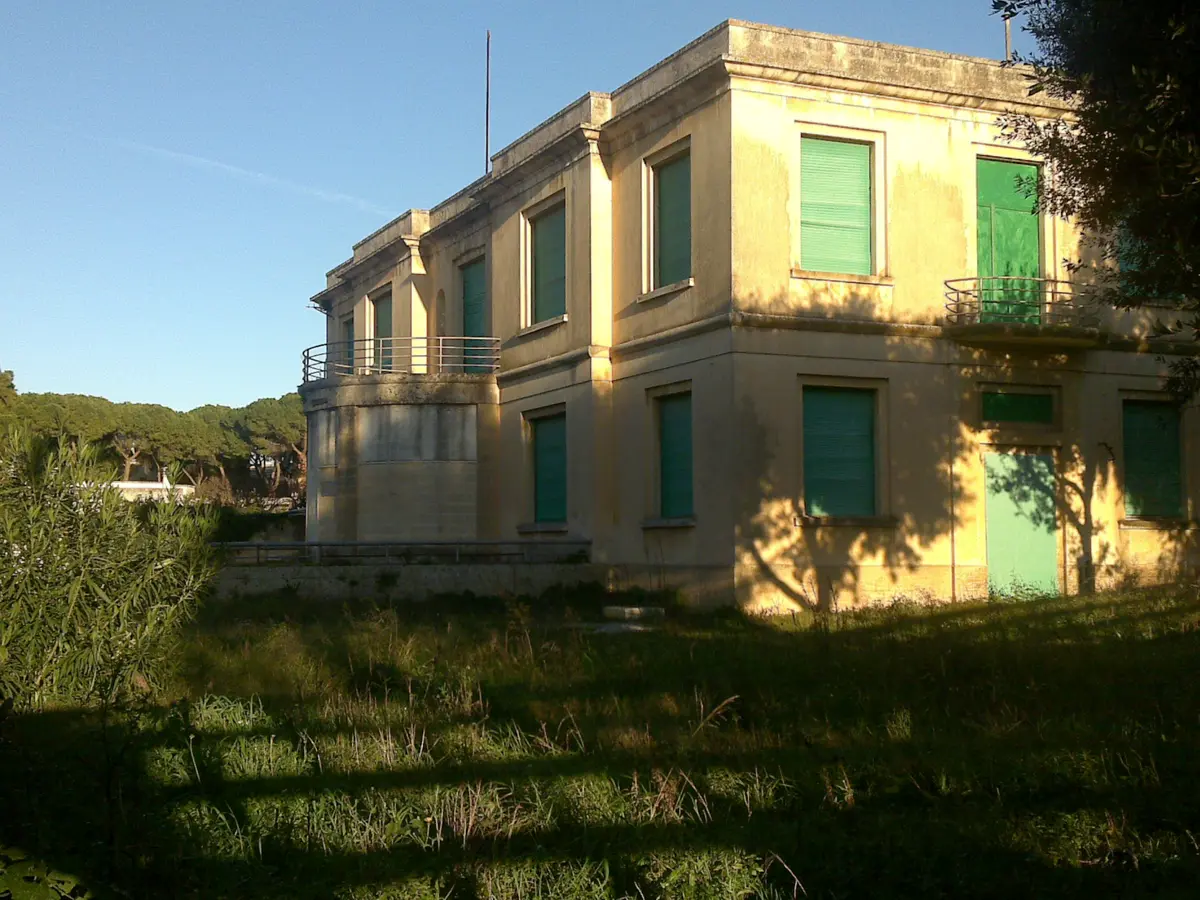 Ecomostri abbandonati: Lecce da 35 anni ex dispensario TBC abbandonato a se stesso ferisce la città