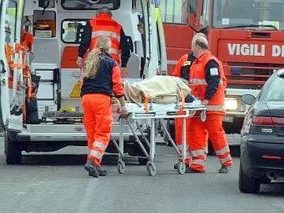 In prognosi riservata giovane accoltellato dopo lite per un quad