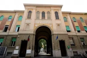 Tragedia a Bologna, neonato muore per il freddo