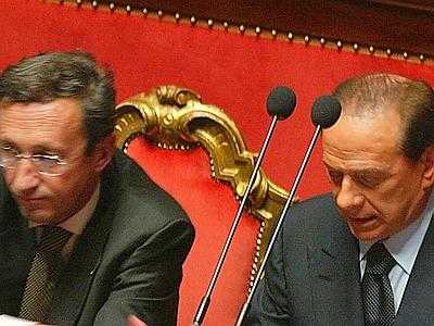Berlusconi: patto Anm-Fini. smentisce. Leader di Fli: un'altra barzelletta