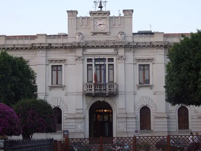 Tenta suicidio dirigente comune di Reggio Calabria coinvolta in scandalo