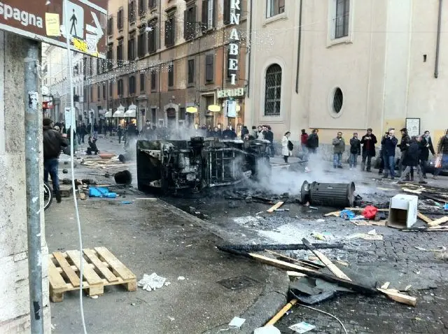 FIDUCIA | Scontri nella capitale. Roma sembra Beirut