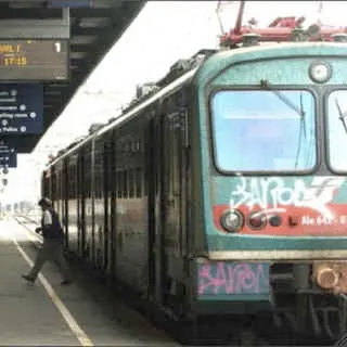 Reggio Emilia: 23enne muore travolto dal treno, su facebook l'annuncio del suicidio