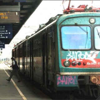 Reggio Emilia: 23enne muore travolto dal treno, su facebook l'annuncio del suicidio