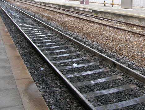 Brindisi, blocco di cemento sui binari: sospesa la circolazione ferroviaria