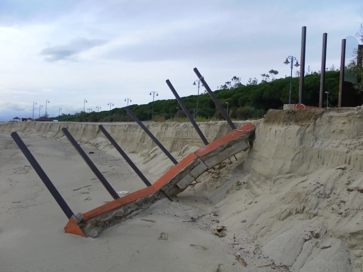 A Sellia Marina il mare torna a far paura [FOTOGALLERY E VIDEO]