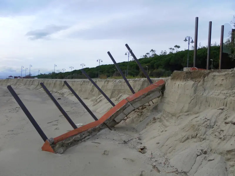 A Sellia Marina il mare torna a far paura [FOTOGALLERY E VIDEO]