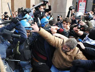 Riforma Gelmini approvata alla camera tra scontri e proteste in tutto il paese