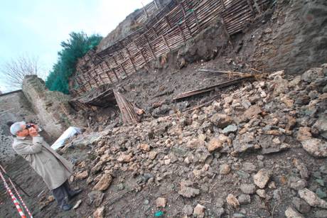 Pompei continua a crollare, Bondi travolto dalle polemiche