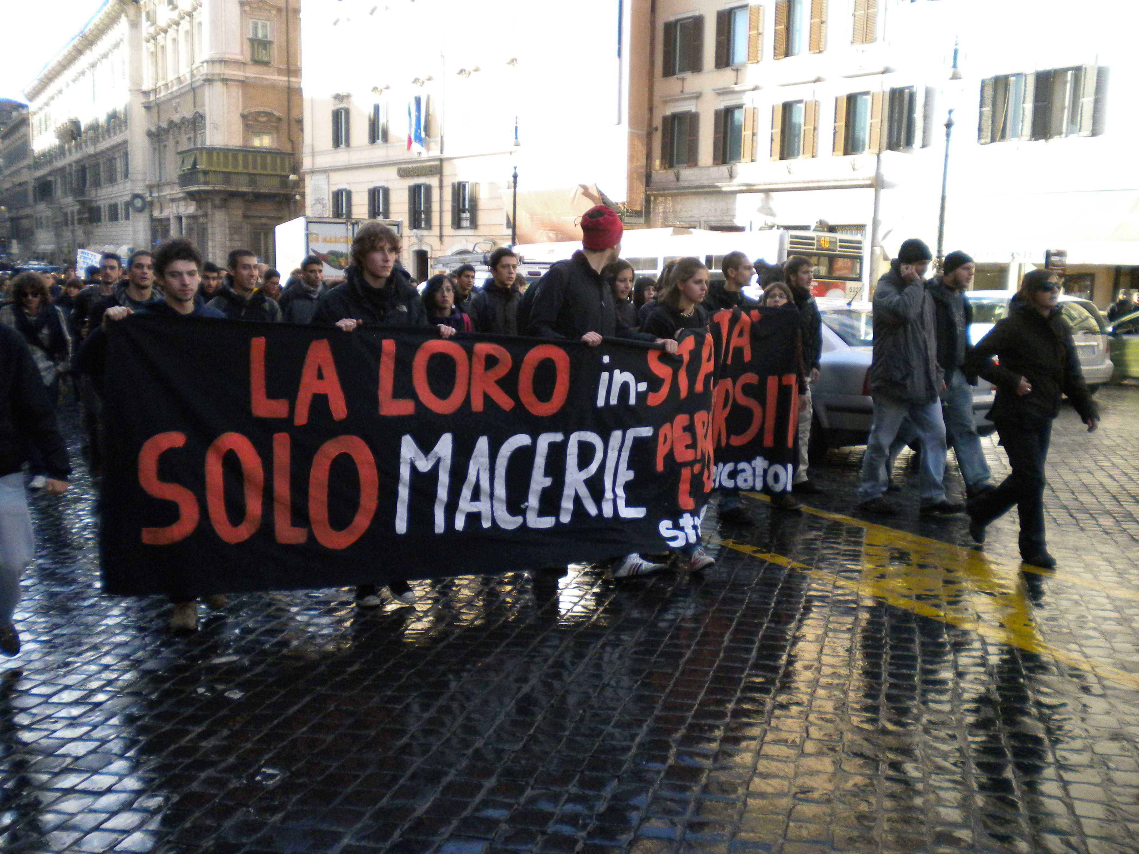 Roma: manifestazione studenti universitari contro Ddl Gelmini. Uno studente fermato [FOTO]