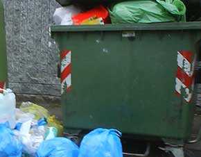 Fa spostare i cassonetti della spazzatura e i vicini gettano i rifiuti nel suo giardino