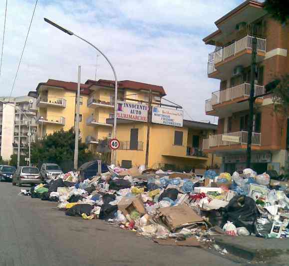 Meridionalisti: "Scriviamo i nomi dei politici sui sacchetti della spazzatura"