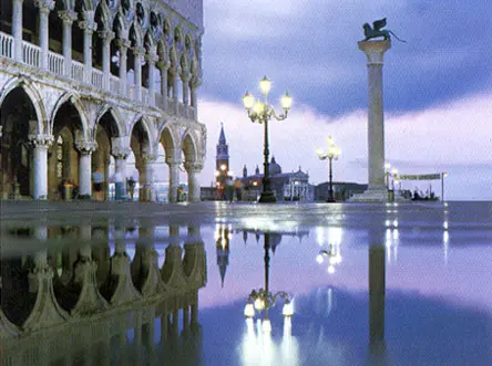 Maltempo a Venezia:  gondole in apnea