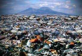 Napoli invasa da rifiuti: 2550 tonnellate in strada, impianti saturi