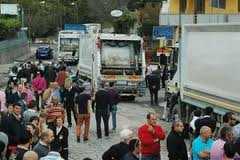 Terzigno: camion ricominciano a sversare a Cava Sari